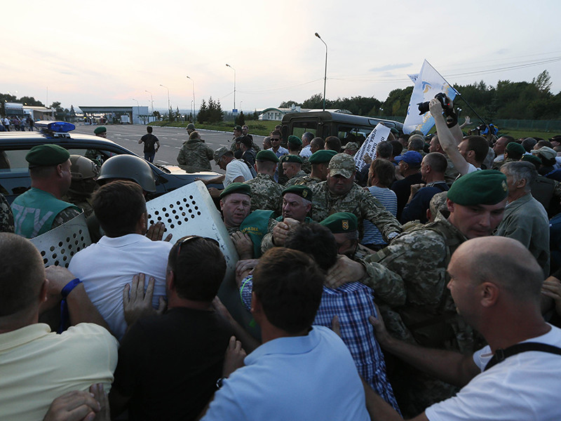 Задержанные лица применяли физическое насилие к украинским пограничникам во время событий на пункте пропуска "Шегини" 10 сентября

