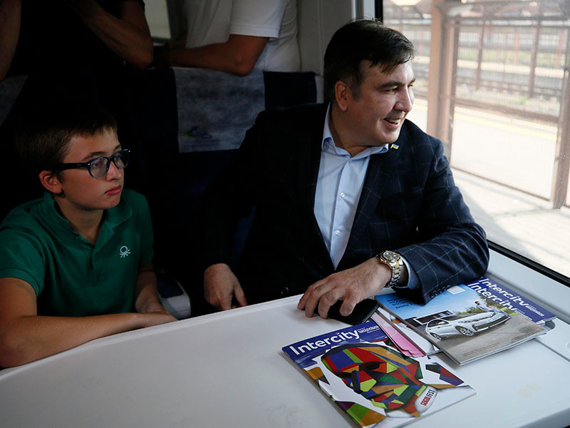 Саакашвили на пути к границе Украины сел в поезд