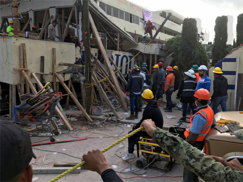 В Мехико под развалинами школы Colegio Enrique Rebsamen нашли живую девочку