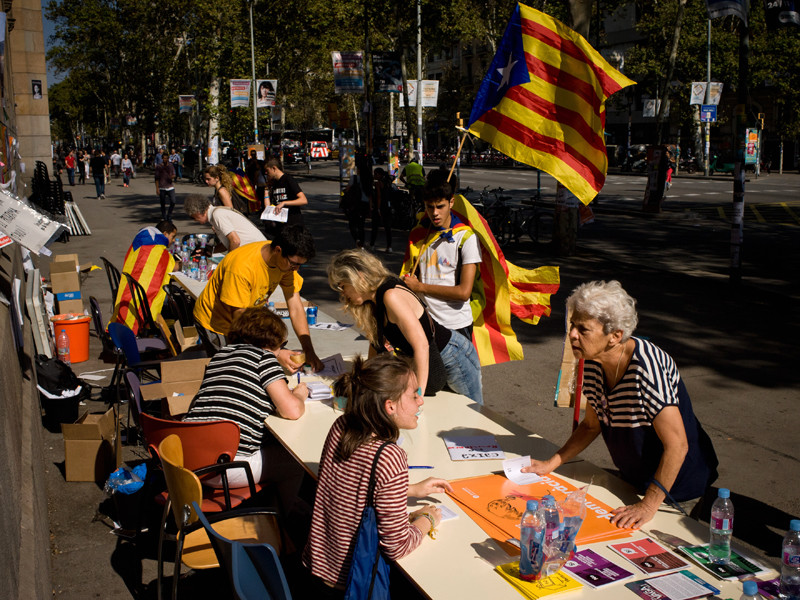 2315 избирательных участка готовы к референдуму о независимости Каталонии, но Мадрид мобилизует гвардию и полицию: изъяты бюллетени, урны, идут обыски