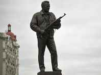 Памятник Михаилу Калашникову в Москве. Концерн "Калашников" упоминается в числе предприятий, которые могут затронуть новые ограничения