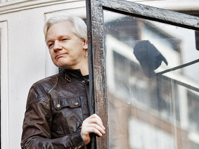 Основатель WikiLeaks Джулиан Ассанж, живущий с 2012 года в посольстве Эквадора в Лондоне, рассматривал возможность получения убежища в России. В конечном счете он решил не выбирать для этих целей страну, которая считается политическим оппонентом Западу