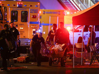 В тот вечер, по данным полиции Лас-Вегаса, более 200 человек были ранены и 21 убит. Стрельба была открыта с 32-го этажа казино Mandalay Bay