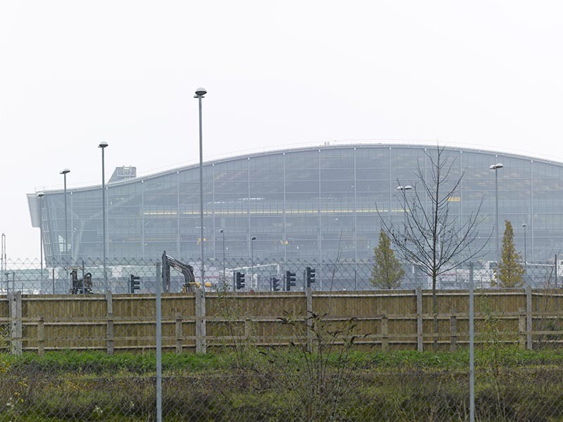Крупнейший международной лондонский аэропорт Хитроу начал масштабное расследование после утечки информации о маршрутах следования королевы, министров, а также мерах защиты от террористической угрозы в воздушной гавани

