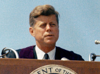 22 ноября 1963 года во время поездки в Даллас (штат Техас) Джон Кеннеди был убит выстрелами из винтовки