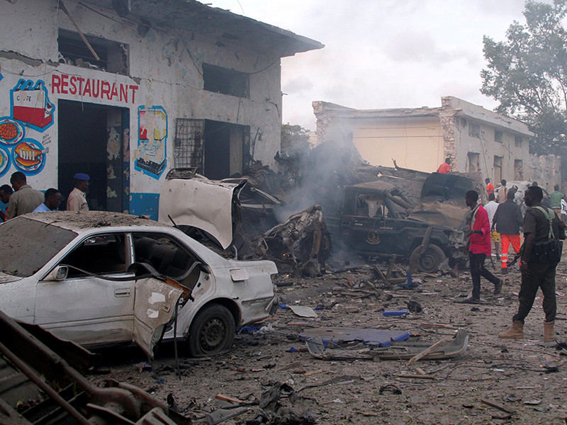 Террорист-смертник совершил теракт в субботу близ дворца президента Сомали в Могадишо. Через несколько минут рядом прогремел второй взрыв, была слышна стрельба. Среди 13 жертв теракта - глава полиции страны и бывший депутат