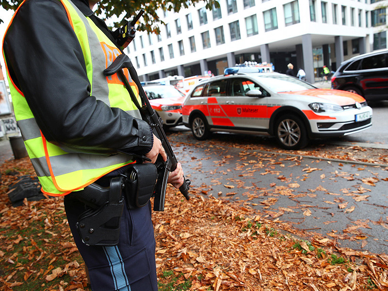 Мужчина с ножом ранил нескольких человек на мюнхенской площади Розенхаймерплац недалеко от исторического центра, сообщила полиция баварской столицы