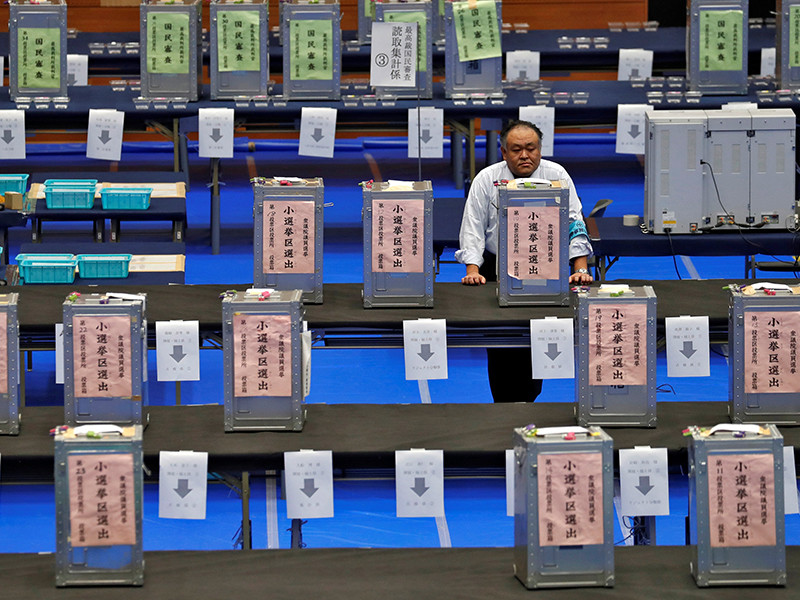 Правящая коалиция в Японии в составе Либерально-демократической партии (ЛДП) премьер-министра Синдзо Абэ и партии "Комэйто" получит абсолютное большинство по итогам парламентских выборов