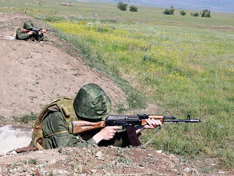 В Армении на военном полигоне Алагяз российский военнослужащий по контракту выстрелом из автомата убил сослуживца, после чего покончил с собой