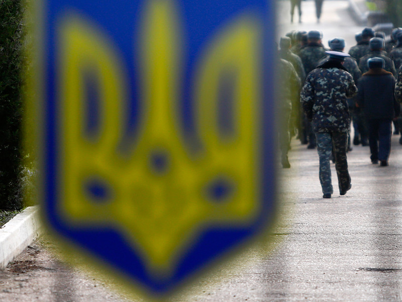 Командование Воздушных сил Украины сообщило, что утром в воскресенье 40 человек в балаклавах, позиционирующие себя как "представители торгово-развлекательного центра Citi Center", демонтировали ограждение местной воинской части и вывезли военное имущество "в неизвестном направлении"