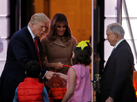 Хеллоуин в Белом доме: Трамп с недовольным лицом раздал детям конфеты (ФОТО)