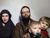 Освобожденные из пятилетнего плена в Афганистане супруги рассказали об убийстве их новорожденной дочки