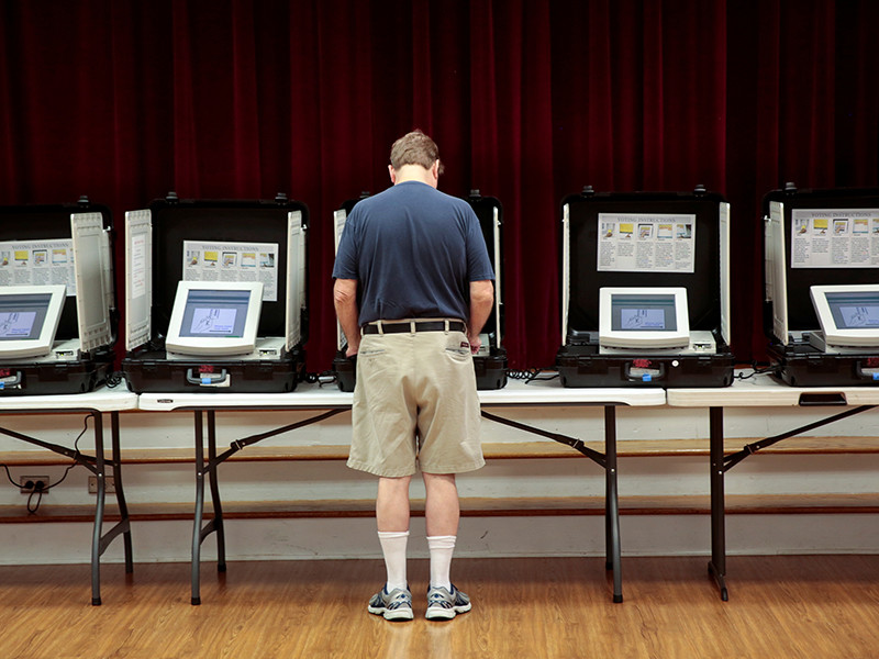 В США хакеры объединяют свои силы с американскими губернаторами и учеными для работы, направленной на предотвращение возможных кибератак на электронные системы регистрации избирателей, цель которых повлиять на исход будущих выборов