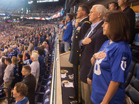 Вице-президент США демонстративно ушел с матча NFL, обвинив футболистов в неуважении к стране