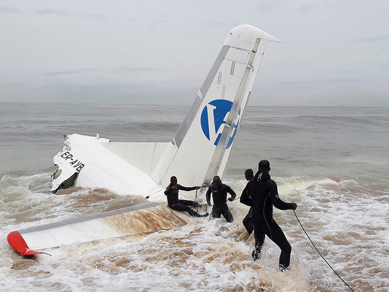 Грузовой самолет с винтовым двигателем рухнуло в море вскоре после вылета из аэропорта имени Феликса Уфуе-Буаньи, расположенного в 16 км к юго-востоку от Абиджана

