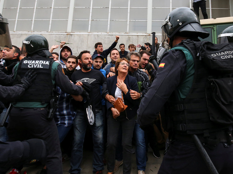 В Каталонии в обстановке противостояния с полицейскими, приехавшими из соседних регионов Испании, проходит референдум об отделении автономии