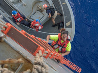 Американские моряки спасли двух девушек, пять месяцев дрейфовавших на яхте в Тихом океане