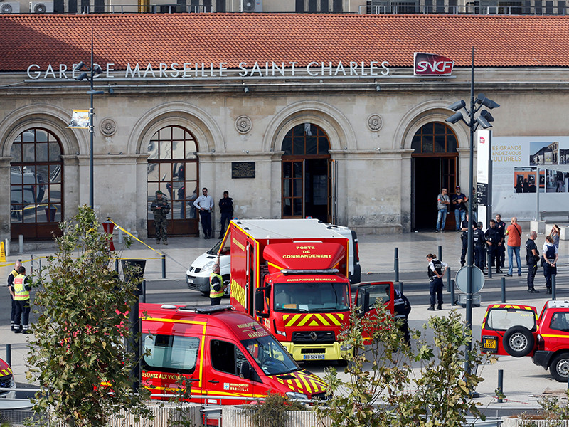 Неизвестный мужчина, который 1 октября напал с ножом на людей на вокзале Марселя и убил двух девушек, задерживался полицией незадолго до инцидента