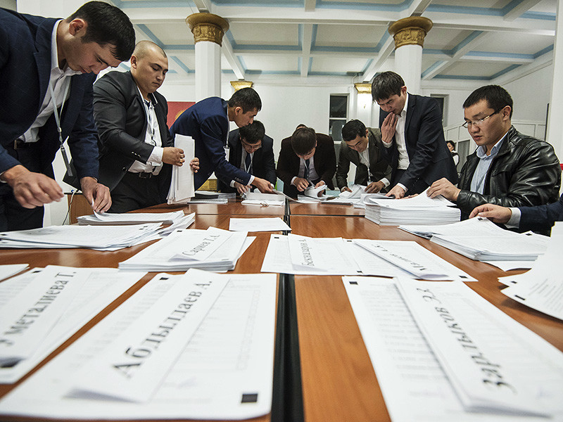 Наблюдатели от различных структур СНГ, вторая по численности группа наблюдателей (212 человек) на выборах в Киргизии после миссии от Бюро по демократии и правам человека (БДИПЧ) ОБСЕ (почти 390 человек), заявили, что прошедшие в Киргизии выборы главы государства соответствовали международным нормам