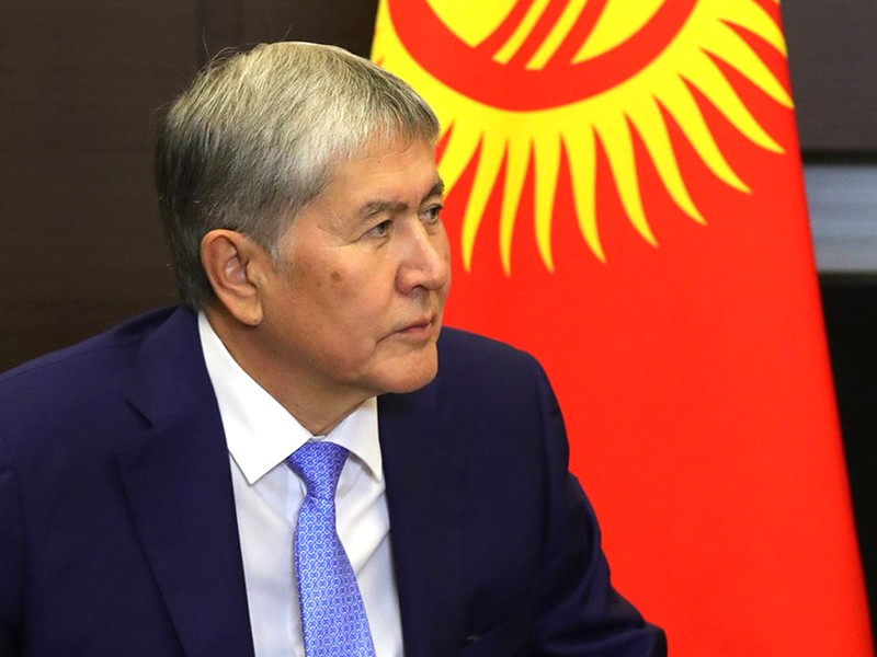 Президент Киргизии Алмазбек Атамбаев вновь публично обвинил власти соседнего Казахстана во вмешательстве во внутренние дела республики накануне президентских выборов