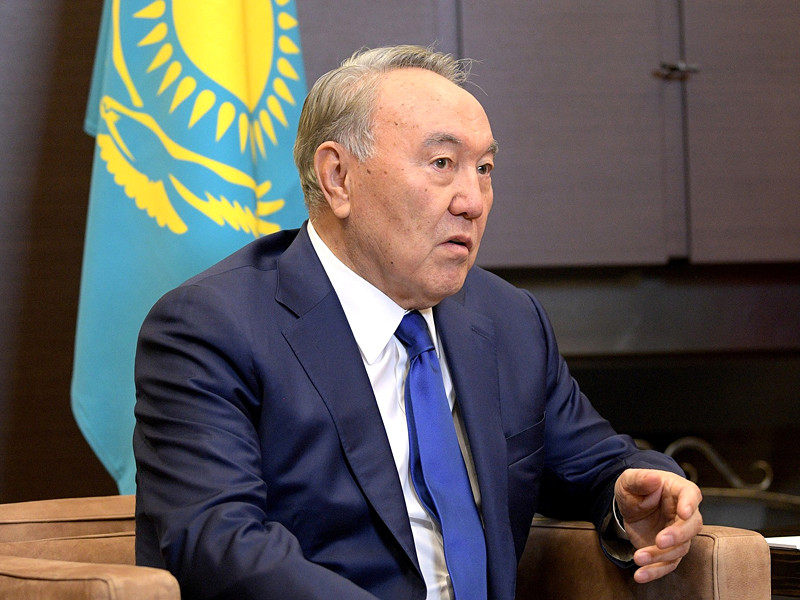 Президент Казахстана Нурсултан Назарбаев поручил своим советникам подготовить к изданию указ об утверждении проекта казахского алфавита, основанного на латинской графике