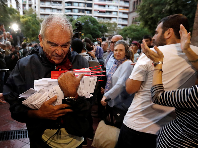 Жители Каталонии в воскресенье утром, за несколько часов до официального начала голосования на запрещенном сепаратистском референдуме, начали выстраиваться в очереди у участков для голосования, оборудованных в школах
