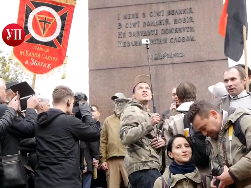 Тысячи украинских националистов устроили шествие с факелами в центре Киева