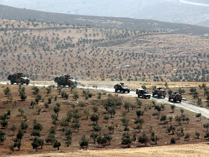 Турецкие солдаты и тяжелая военная техника вошли в сирийскую провинцию Идлиб. По разным данным, Турция передислоцировала в Сирию от 40 до 80 спецназовцев, а также 12 бронетранспортеров