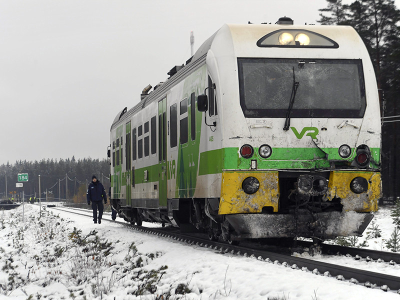 В Финляндии поезд столкнулся с бронетраспортером Оборонительных сил в городе Раасепори (Расеборге) на железнодорожном переезде на улице Лексваллинтие
