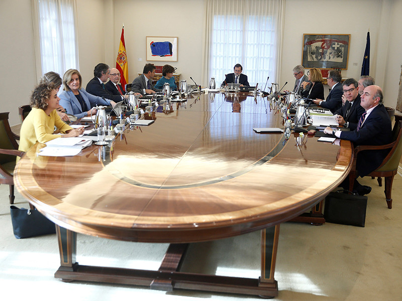 Власти Испании распустили правительство и парламент Каталонии

