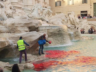 Итальянский художник второй раз за десятилетие обагрил воды фонтана Треви в Риме (ФОТО)