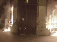 Французский ЦБ подаст иск к Павленскому из-за поджога двери