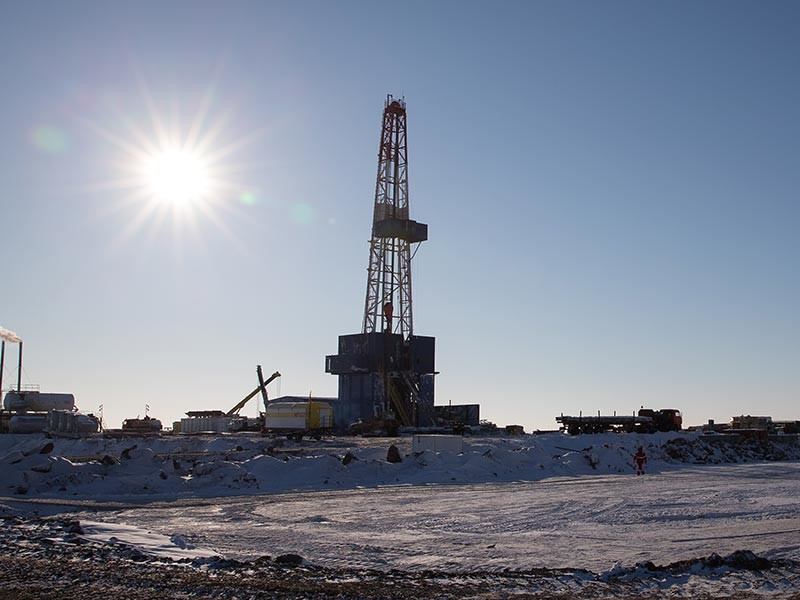 Власти США запретили американским гражданам и компаниям сотрудничать с Россией в нефтяных проектах, связанных с глубоководной добычей, добычей на шельфе, а также в Арктике
