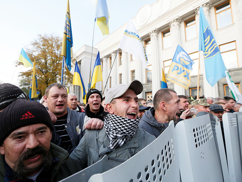 В Киеве начались столкновения сторонников Саакашвили с полицией. Протестующие готовы штурмовать здание Верховной Рады

