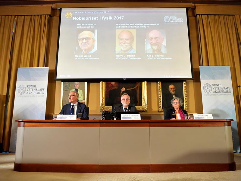 Нобелевскую премию по физике в 2017 году получили Райнер Вайс, Барри Бариш и Кип Торн за обнаружение гравитационных волн детектором LIGO, сообщается в Twitter премии
