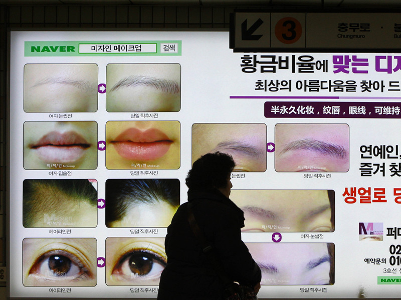 В Сети стала вирусной фотография трех китаянок, задержанных в аэропорту после пластики в Южной Корее 	