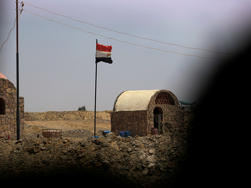 МВД Египта официально подтвердило в субботу гибель 16 силовиков в ходе вооруженных столкновений с боевиками в пустынном районе Эль-Вахат в центральной части страны