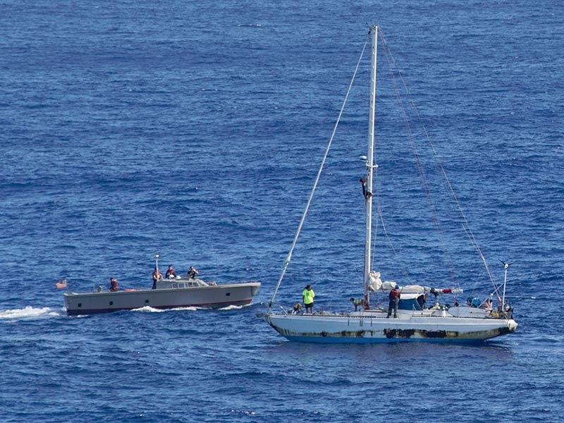 В минувшую среду экипаж американского военного корабля Ashland обнаружил яхту, на которой находились две женщины и две собаки, в 1,5 тыс. км от побережья Японии. Судно доставило Дженнифер Аппель и Ташу Фуава на военную базу в Японии

