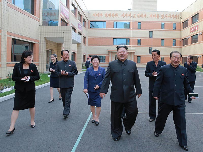 Лидер КНДР Ким Чен Ын посетил косметическую фабрику в Пхеньяне в сопровождении своей супруги Ли Соль Чжу и сестры Ким Ё Чжон. Обе женщины появляются на публике редко. Сам же северокорейский лидер больше известен фотографиями с военных объектов, нежели с гражданских

