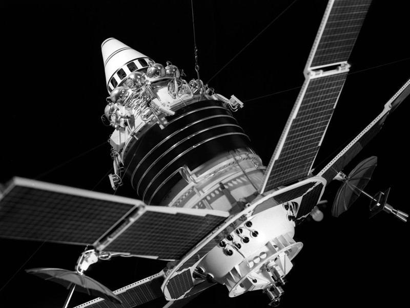 Первоначально система спутниковой связи на базе "Молния-1+" использовалась для обеспечения телефонно-телеграфного сообщения на территории СССР, а также для передачи программ Центрального телевидения на 20 специально созданных земных станций с антеннами диаметром 12 метров (система "Орбита")