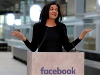 Руководитель административной службы Facebook Шерил Сэндберг сказала, что на платформе Facebook произошли "вещи, которые не должны были произойти". Компания принесла извинения и выразила готовность "разобраться с проблемой"

