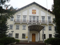 Посольство РФ в Литве назвало "гнусными" таблички у советских памятников, предупреждающие о несоответствии исторической правде