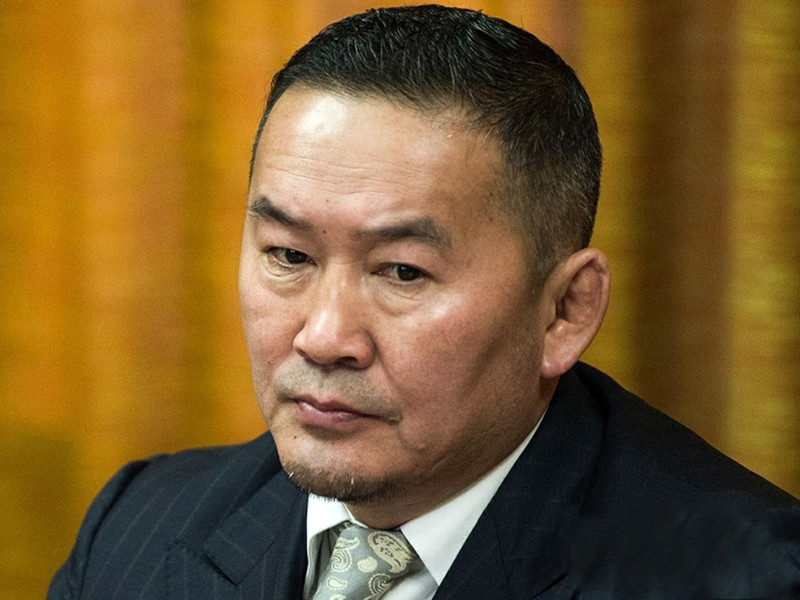 Кортеж президента Монголии Халтмаагийна Баттулга остановился на красный свет, чтобы пропустить пешеходов, передает FlashSiberia из столицы страны Улан-Батора