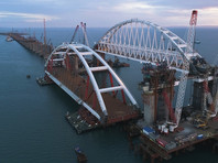 Киев хочет с помощью новых санкций остановить строительство Керченского моста, невыгодного Украине