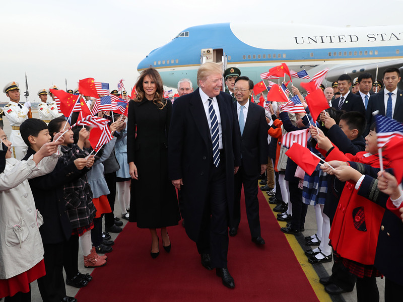Президент США Дональд Трамп, находящийся в настоящее время в турне по странам Азии, прибыл с первым официальным визитом в Китай