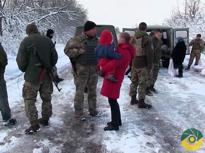 Украинские военные взяли под контроль два села в "серой зоне" в Донбассе, сообщается на Youtube-канале пресс-службы Минобороны

