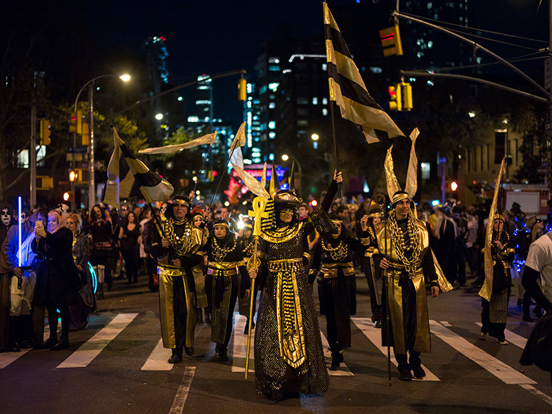 Жизнь продолжается: в Нью-Йорке, несмотря на теракт, не стали отменять традиционный парад ряженых в честь Хэллоуина 