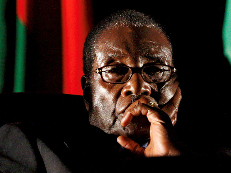 Президент Роберт Мугабе отказывается под давлением военных оставить свой пост и сделать об этом объявление по национальному телевидению