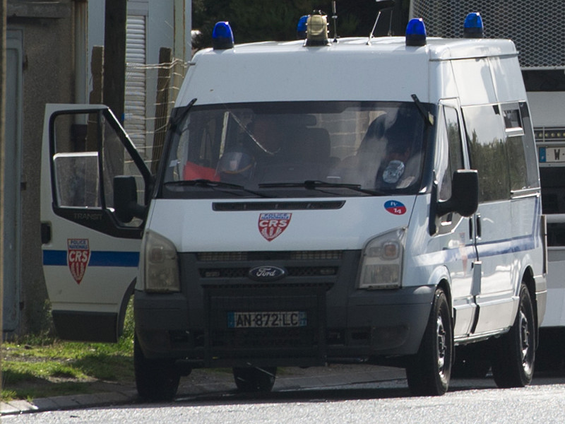 Автомобиль с мигрантами совершил наезд на жандармов в городе Кале на севере Франции, один сотрудник правоохранительных органов получил травму