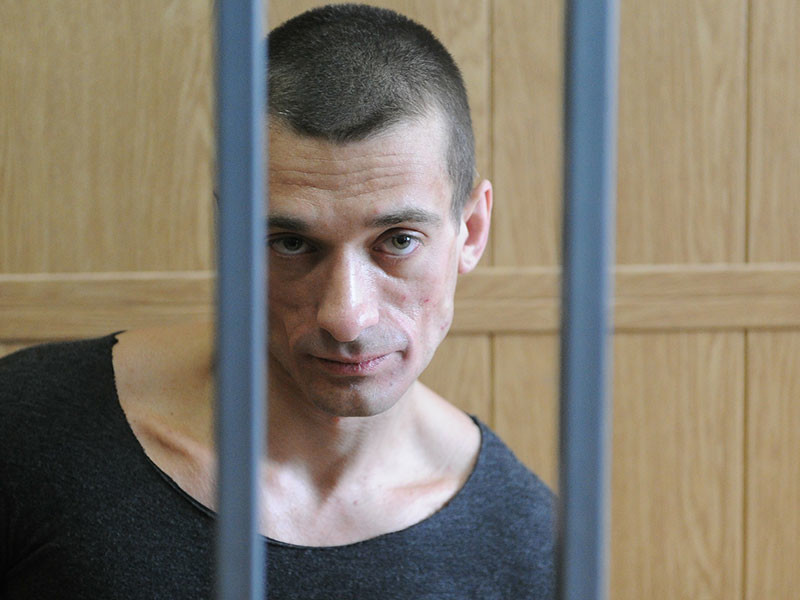 Павленский рассказал о сухой голодовке во французской тюрьме и пожаловался на "кабинетные суды"
